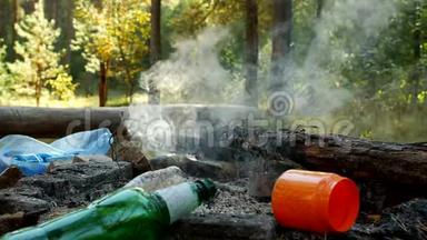 人们在森林里的空地上留下的垃圾，经过户外娱乐，火灾正在燃烧，自然污染了